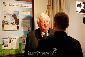 Dr. Norbert Poth im Gespraech mit einem Journalisten © turfstock.com/Balogh