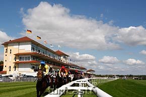 Symbolbild Benazet Tribuene. © turfstock.com/Balogh