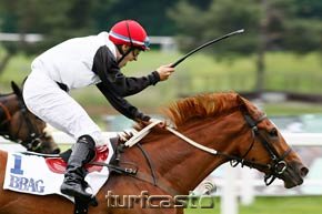 Kenneth Paul Pattinson gewinnt mit Galopper Vanjura das BBAG Sprint Auktionsrennen. © turfstock.com/Balogh