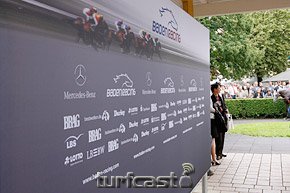 Sponsorentafel von Baden Racing. © turfstock.com/Balogh