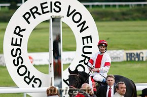 Scalo gewinnt den Preis von Europa 2010 © turfstock.com/Balogh