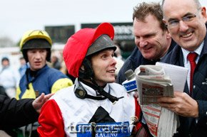 Mattie Batchelor gewinnt die Hennessy Gold Cup. © turfstock.com/Balogh