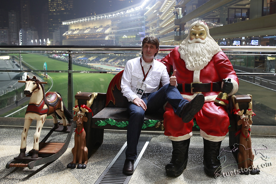 07. Dec. 2011 - Happy Valley Racecourse; Impressions: Photographer Lajos-Eric Balogh and Santa Claus at Happy Valley Racecourse. Credit: Lajos-Eric Balogh/turfstock.com