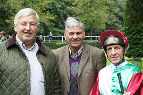 Der irische Jockey Dave McCann (rechts) feiert sein Comeback im Rennsattel.