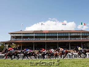 Symbolbild Iffezheim Tribuene. © turfstock.com