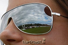 Symbolbild Frau mit Spiegelbrille © turfstock.com/Balogh