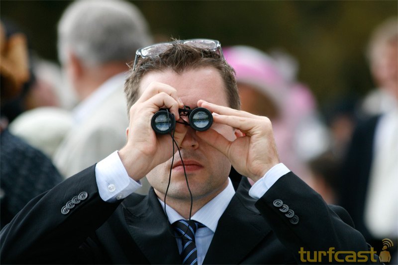 Symbolbild Mann mit Fernglas. © turfstock.com/Balogh