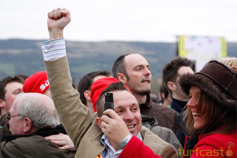 Symbolbild jubelnde Menschen. © turfstock.com/Balogh