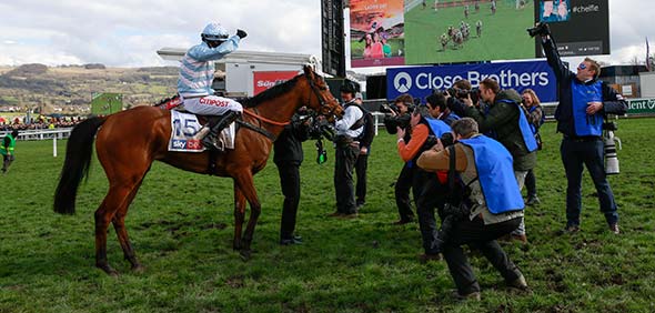 13.03.2018 - Cheltenham; Feature: Photographers capture the moment at winners presentation Cheltenham-Racecourse/Great Britain. Summerville Boy winning the Sky Bet Supreme Novices Hurdle Grade 1 with Noel Fehily. Credit: Lajos-Eric Balogh/turfstock.com